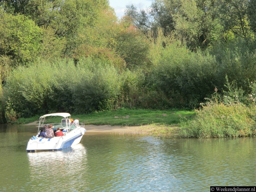 Het Nationaal Park de Biesbosch bestaat uit veel water met eilanden en eilandjes. Met een boot kun je een strandje zoeken.Tips: Botenverhuur en rondvaarten in de Biesbosch.
